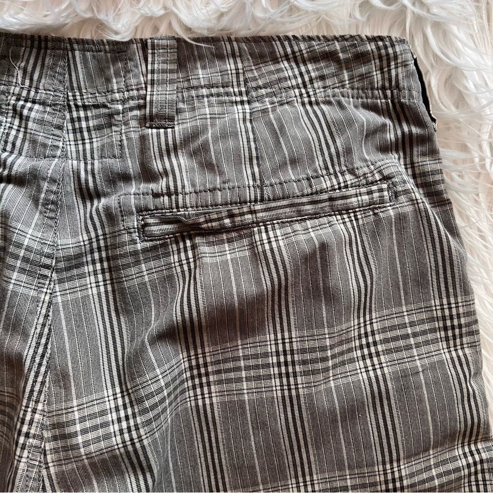 BKE Men’s Shorts Pembroke Size 34x12 Gray White Plaid Bermuda Casual Buckle - Picture 6 of 6